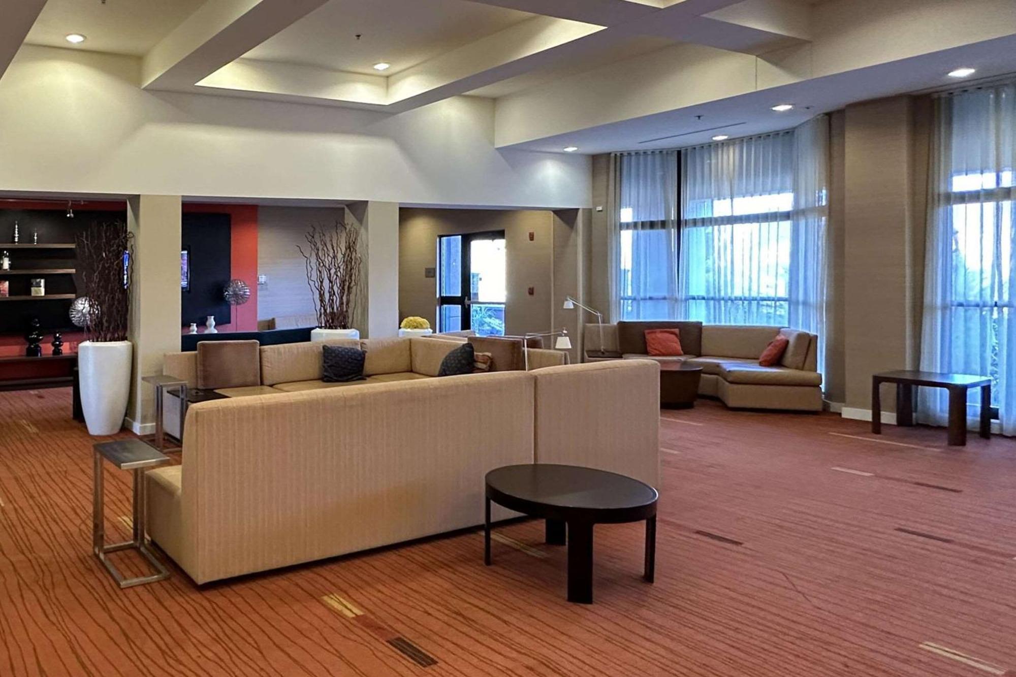 Country & By Radisson, Convention Center 3*