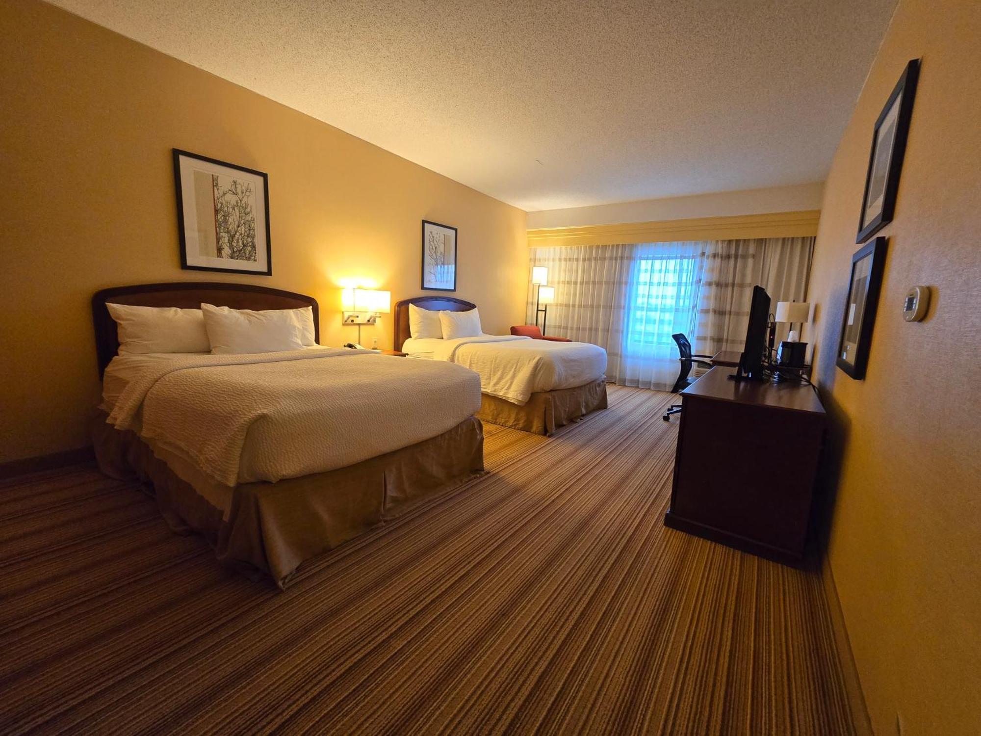 Hotel Country & By Radisson, Convention Center