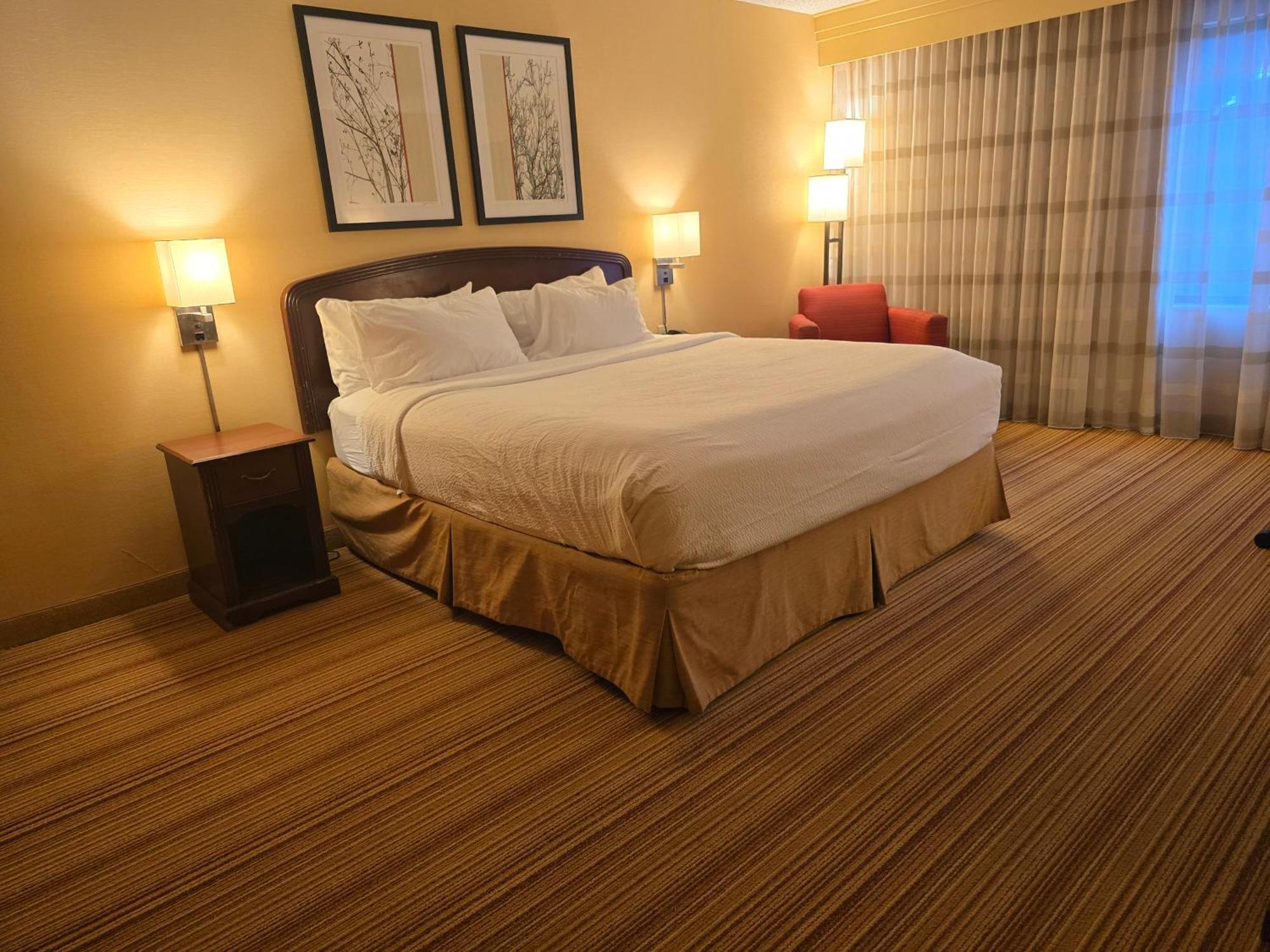 Hotel Country & By Radisson, Convention Center 3*