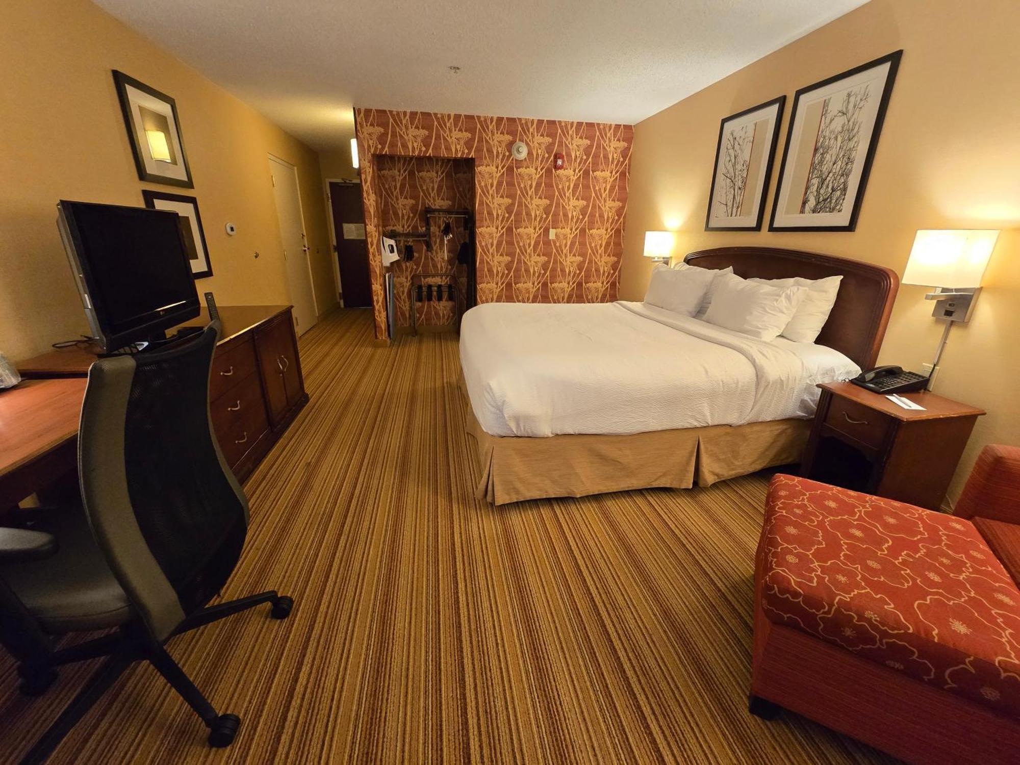 Country & By Radisson, Convention Center 3*