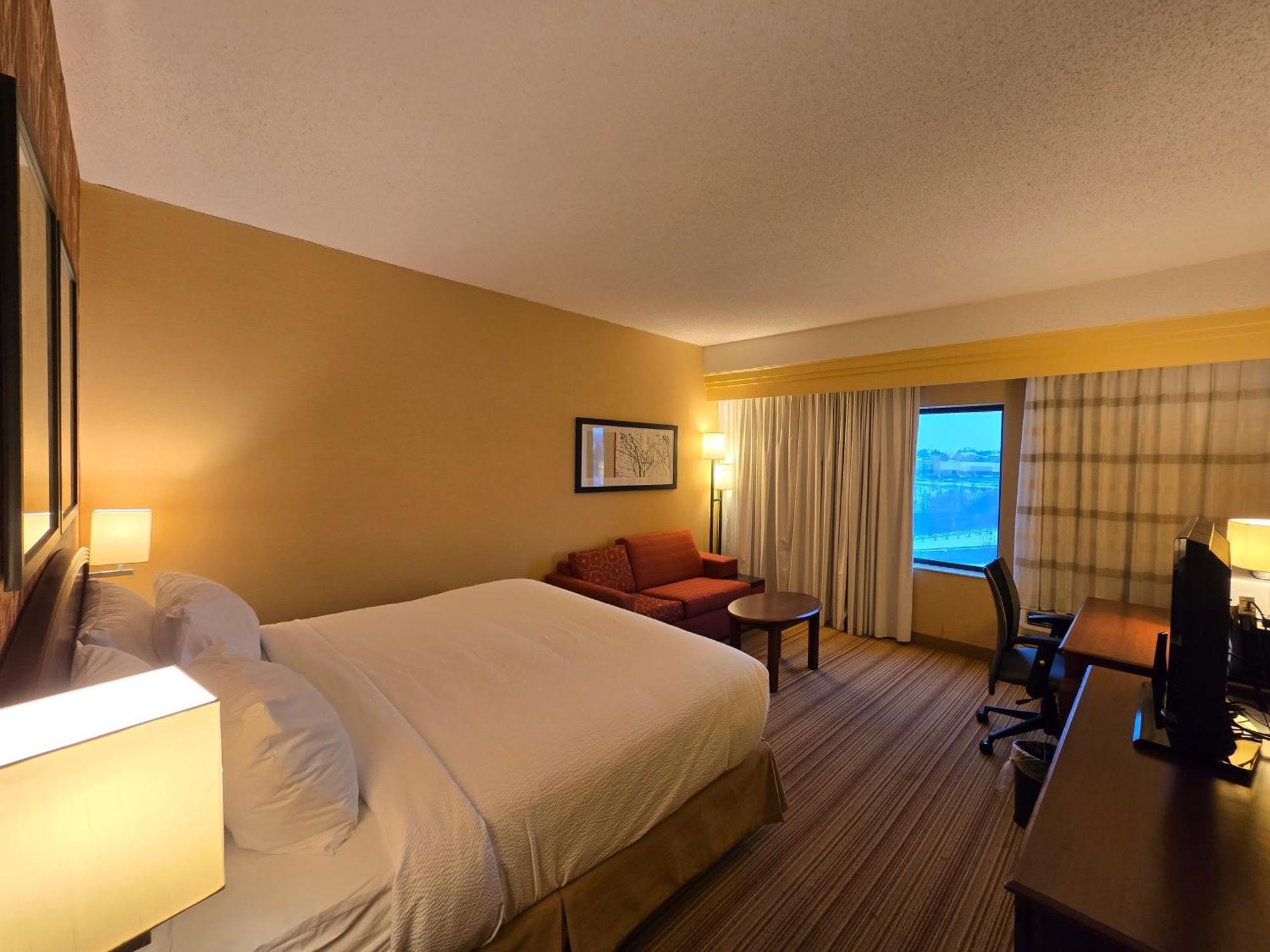 Country & By Radisson, Convention Center Hotel Altoona