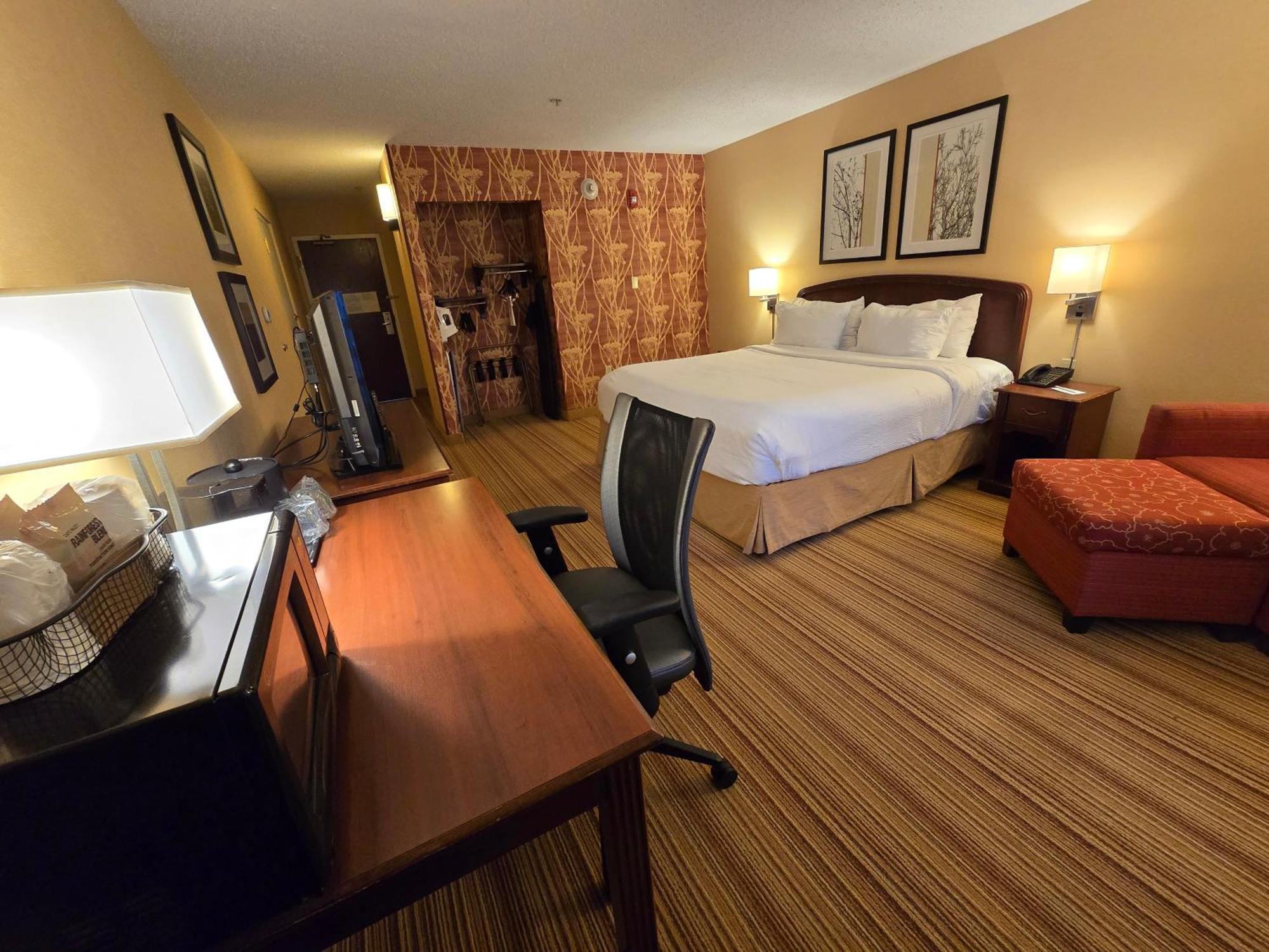 Hotel Country & By Radisson, Convention Center