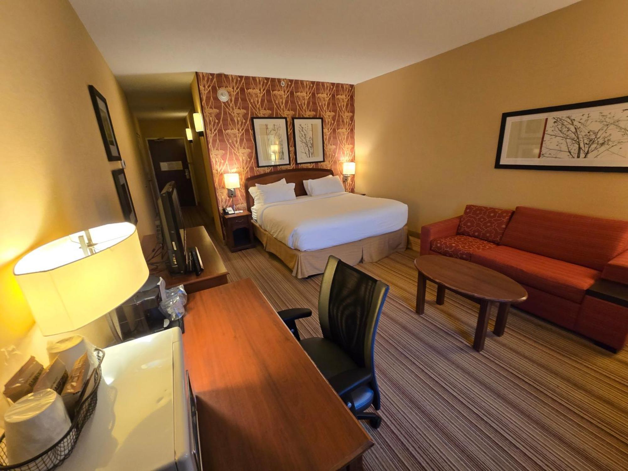 Country & By Radisson, Convention Center Hotel Altoona