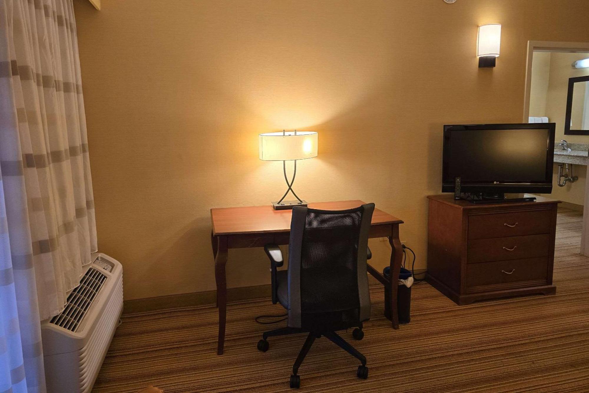 Country & By Radisson, Convention Center Hotel