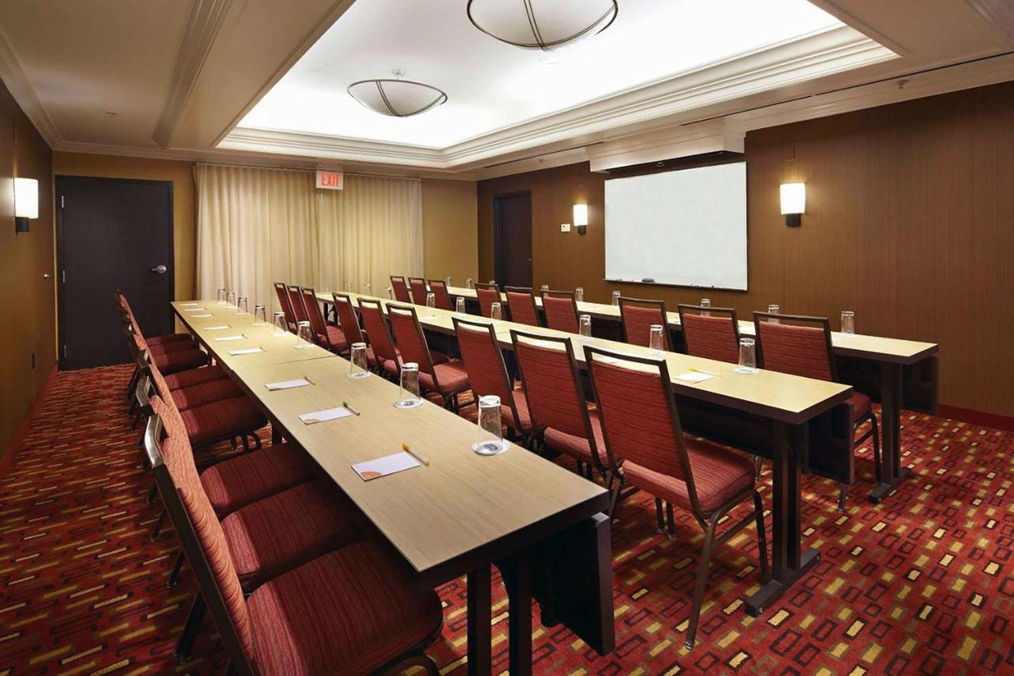 Hotel Country & By Radisson, Convention Center
