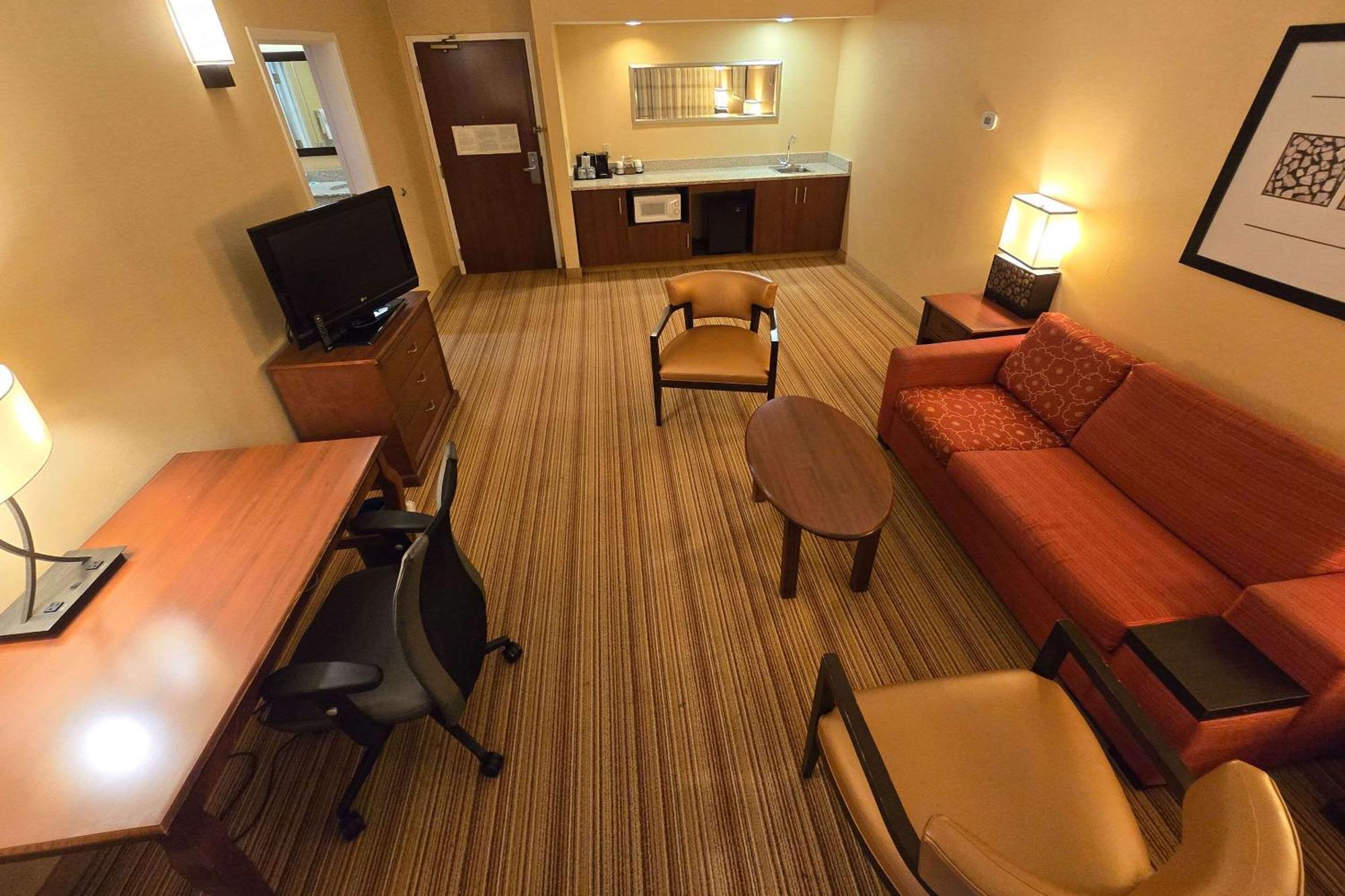Country & By Radisson, Convention Center Hotel