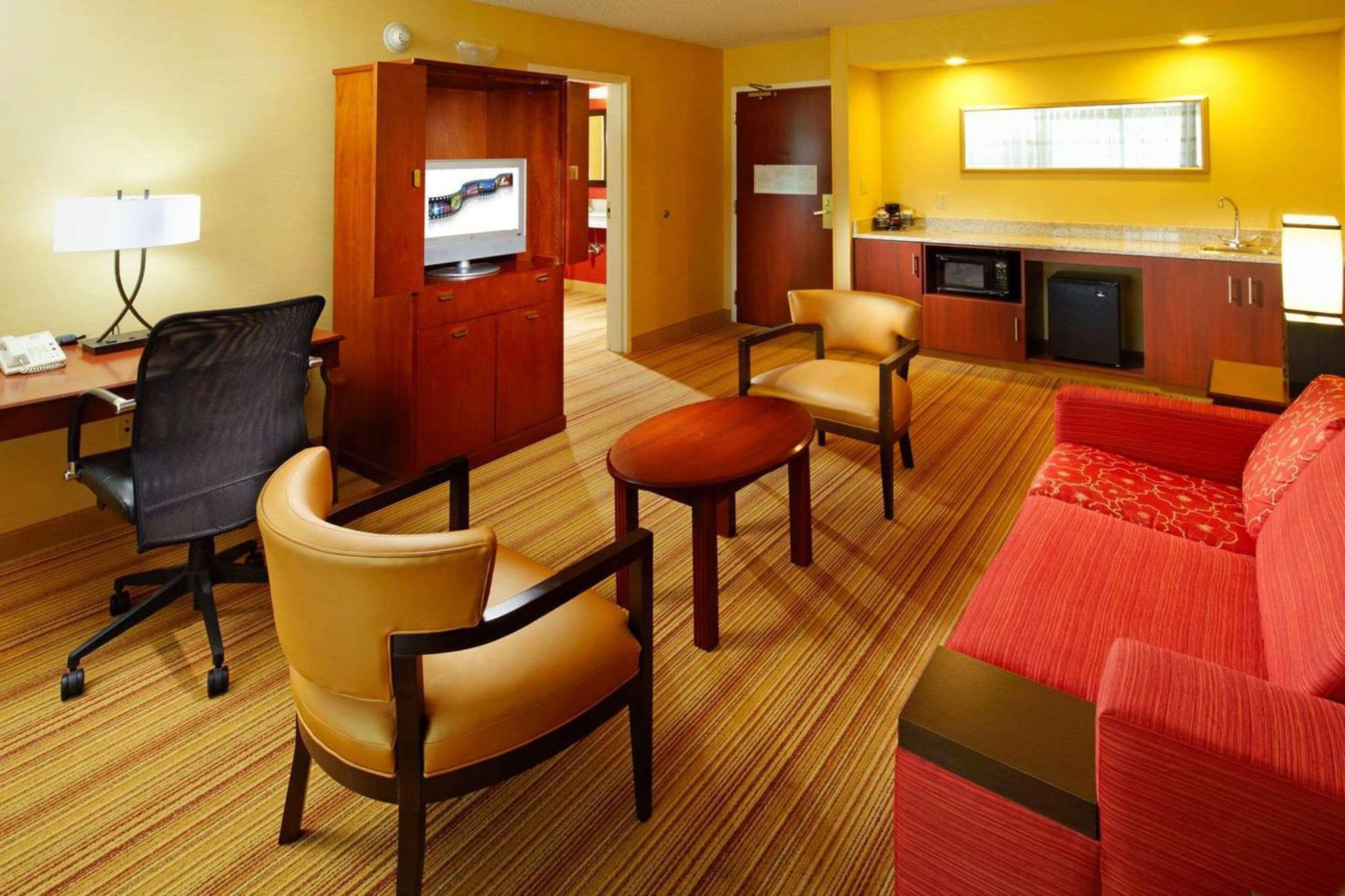 Hotel Country & By Radisson, Convention Center Altoona