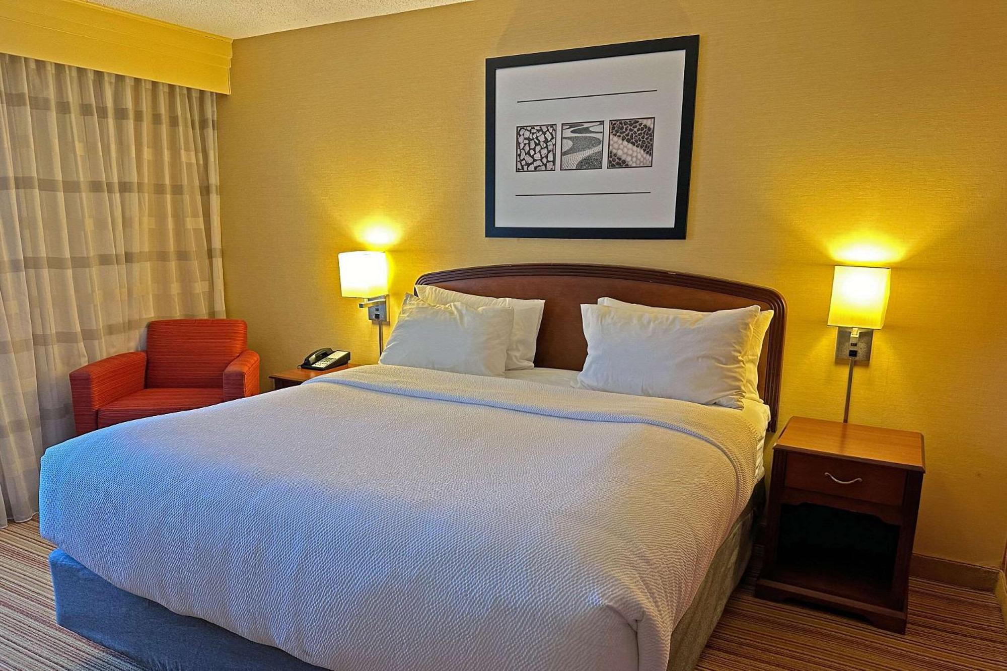 Country & By Radisson, Convention Center 3*