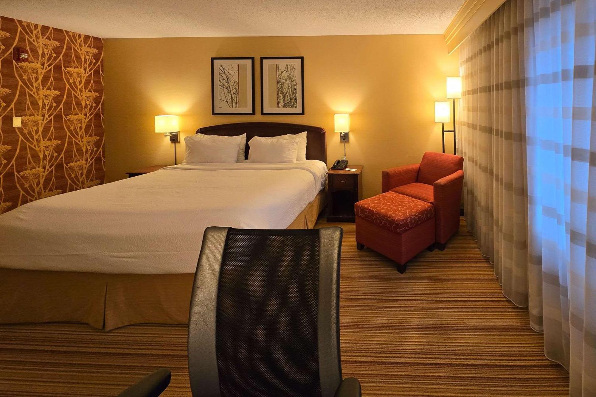 Hotel Country & By Radisson, Convention Center 3*