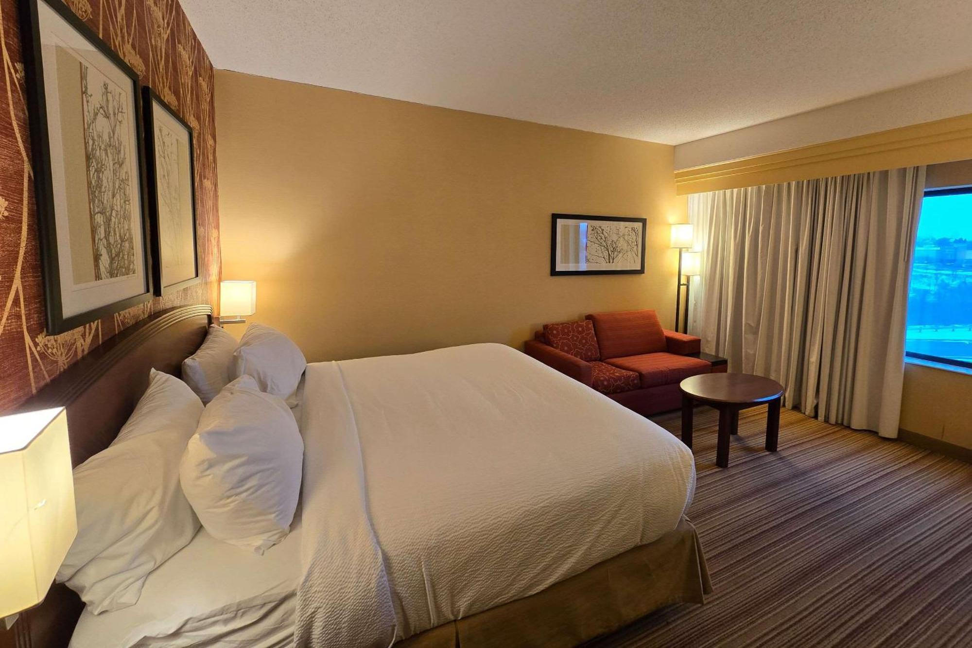 Hotel Country & By Radisson, Convention Center Altoona