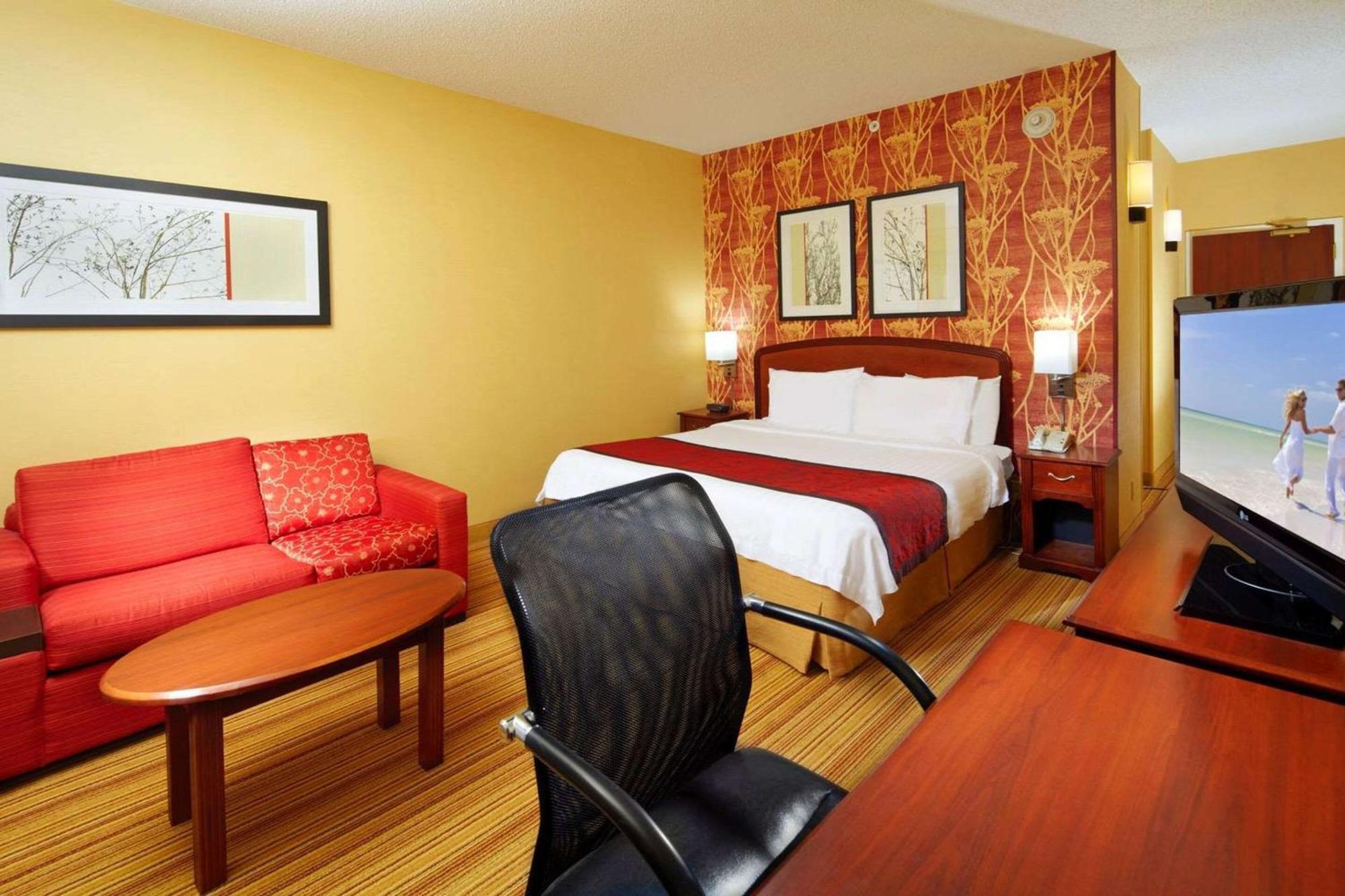 Country & By Radisson, Convention Center 3*