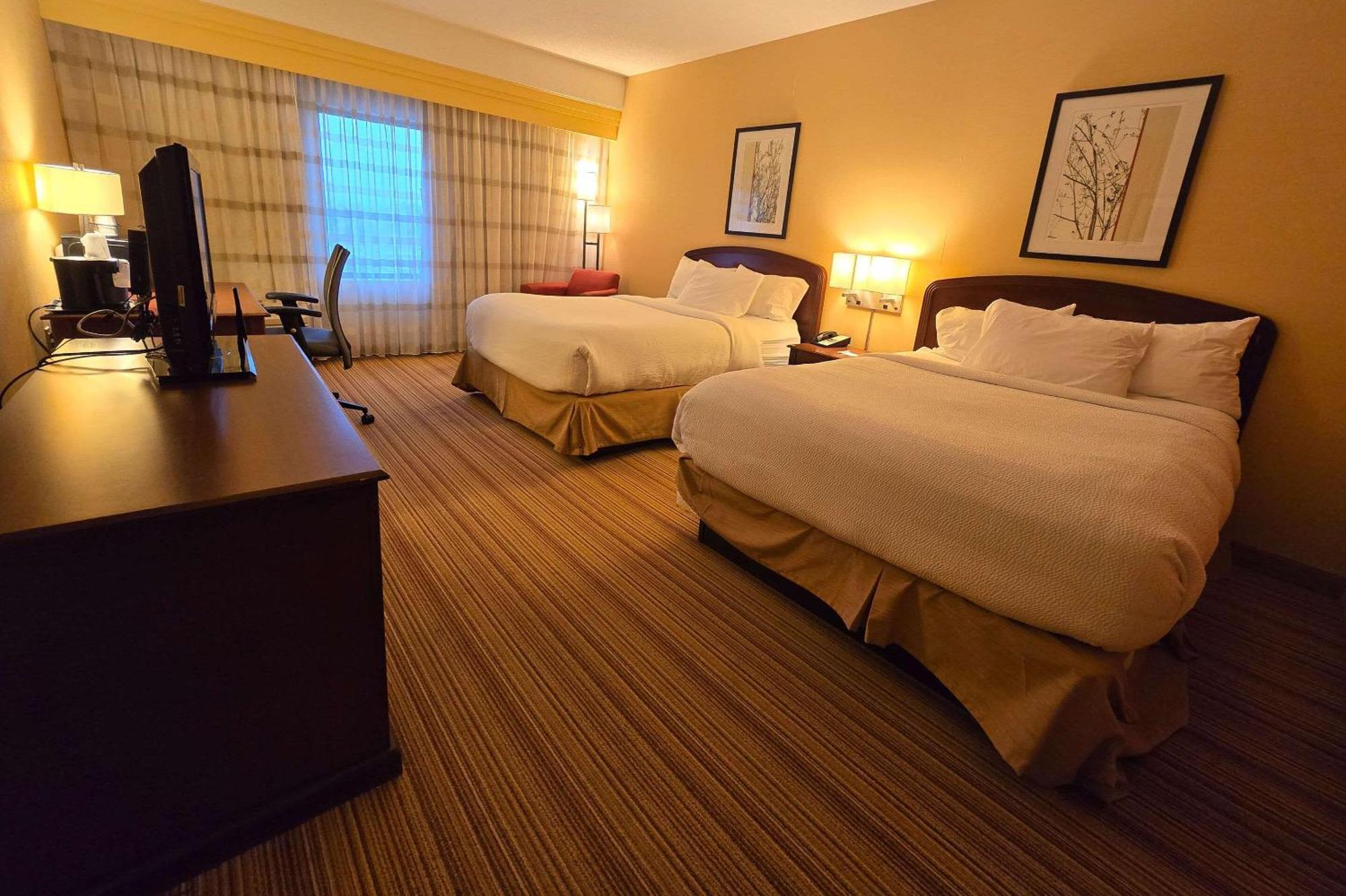 Country & By Radisson, Convention Center Hotel